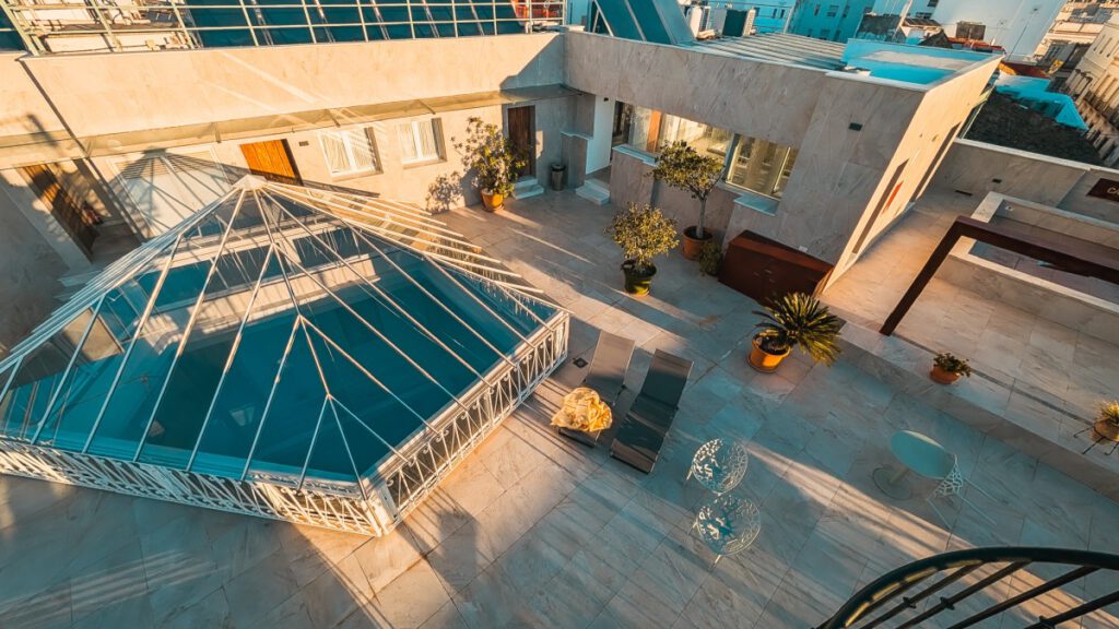 sonnendurchflutete Dachterrasse des Hotel YIT Casa Grande