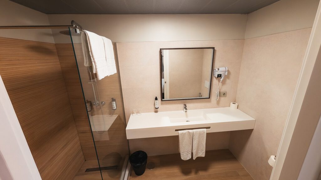 Komfortables Bad und moderne Dusche im Hotel YIT Casa Grande