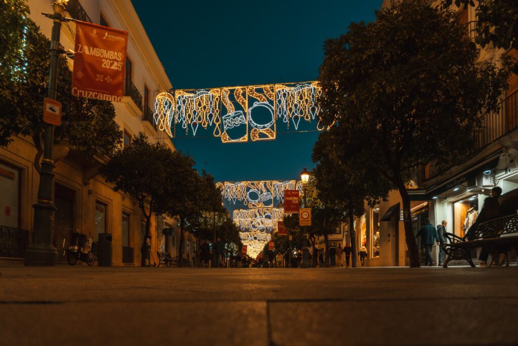 Lichterketten über Straße in Jerez de la Frontera zu Weihnachten