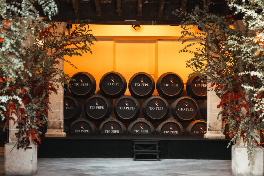 Holzfässer mit Tío Pepe Sherry