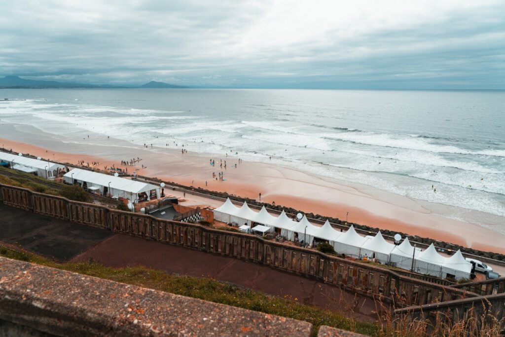 Plage de la Cote des Basques Surfer