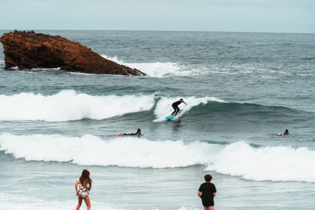 Surfer am La Grande Plage in Biarritz