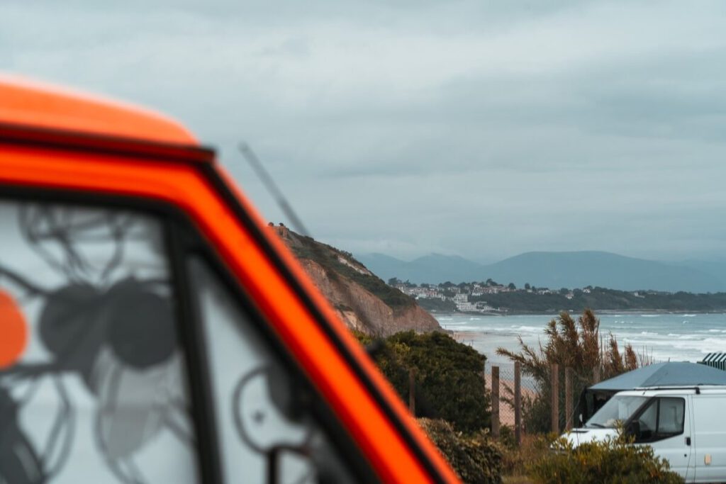 Van steht auf dem Campingplatz am Meer