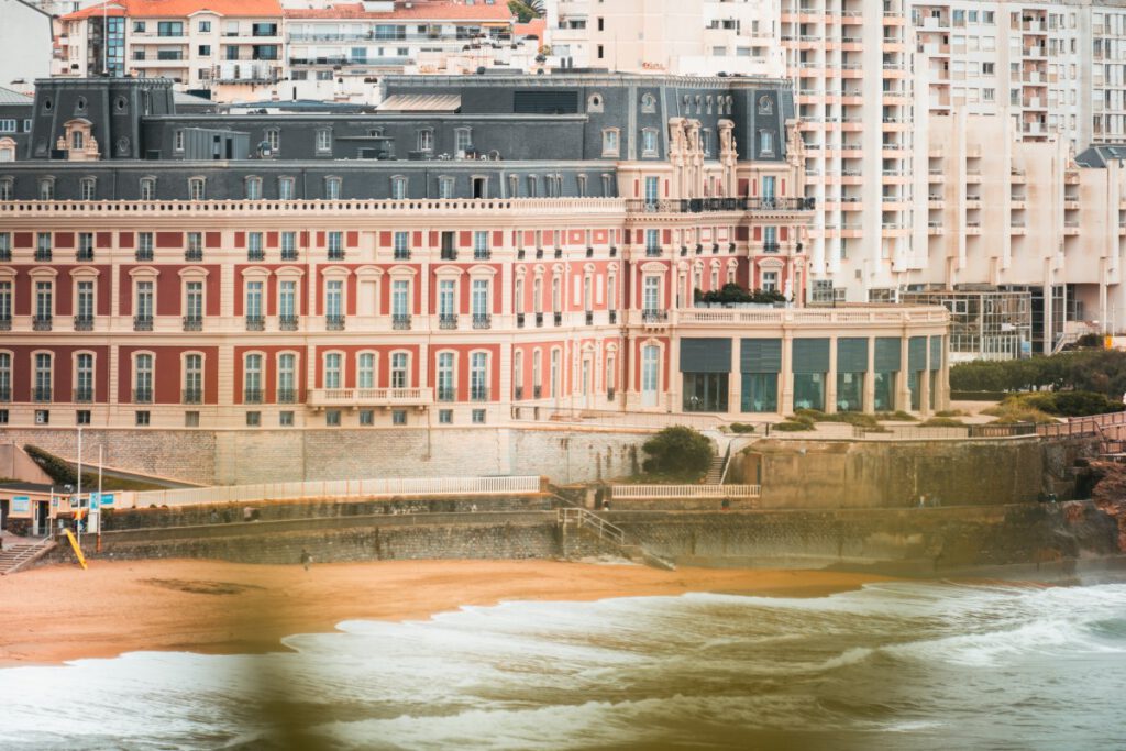 Frontansicht vom Strand auf das Hotel du Palais Biarritz