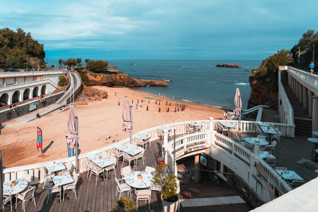 Blick auf den Plage du Port Vieux von einem Café