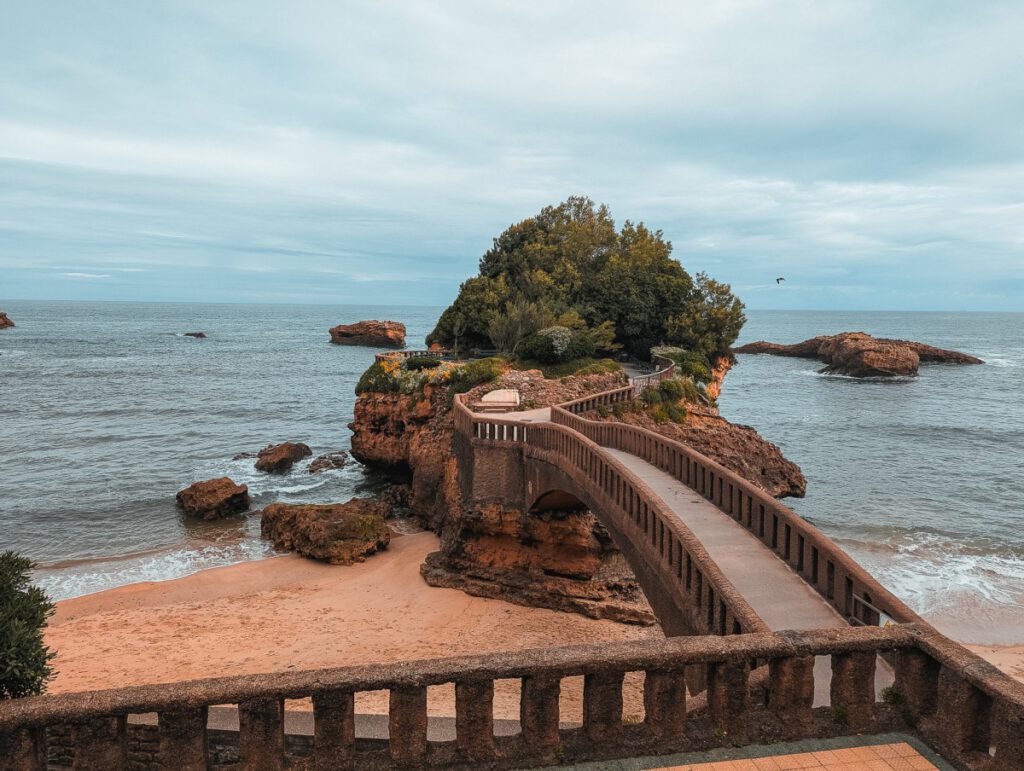 Brücke über den Strand auf den Rocher du Basta