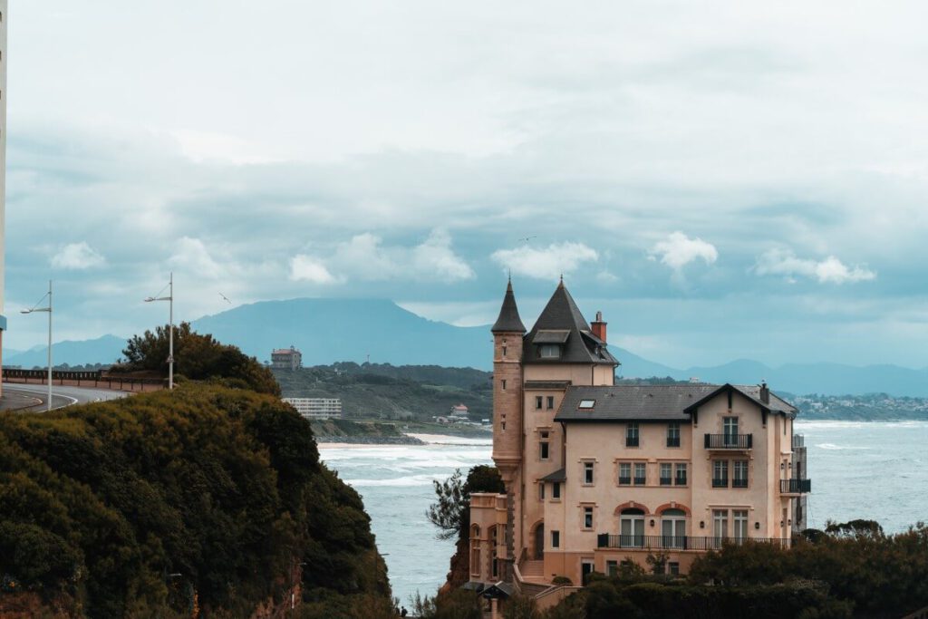 Villa Belza mit Küste von Biarritz im Hintergrund