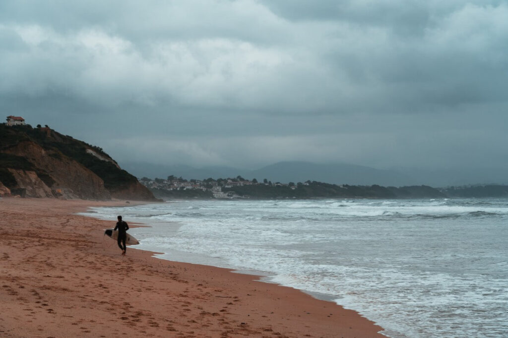Surfer an der wilden Küste um Biarritz