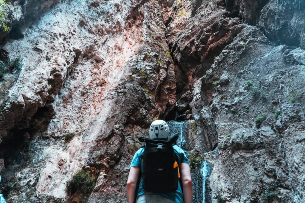 MAnn mit Helm am Barranco del Infierno