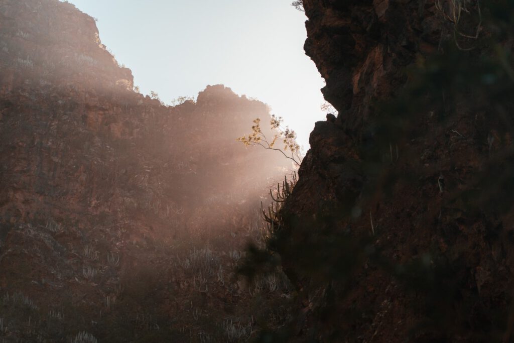 Licht bricht an den Felsen der Schlucht vom Barranco del Infierno