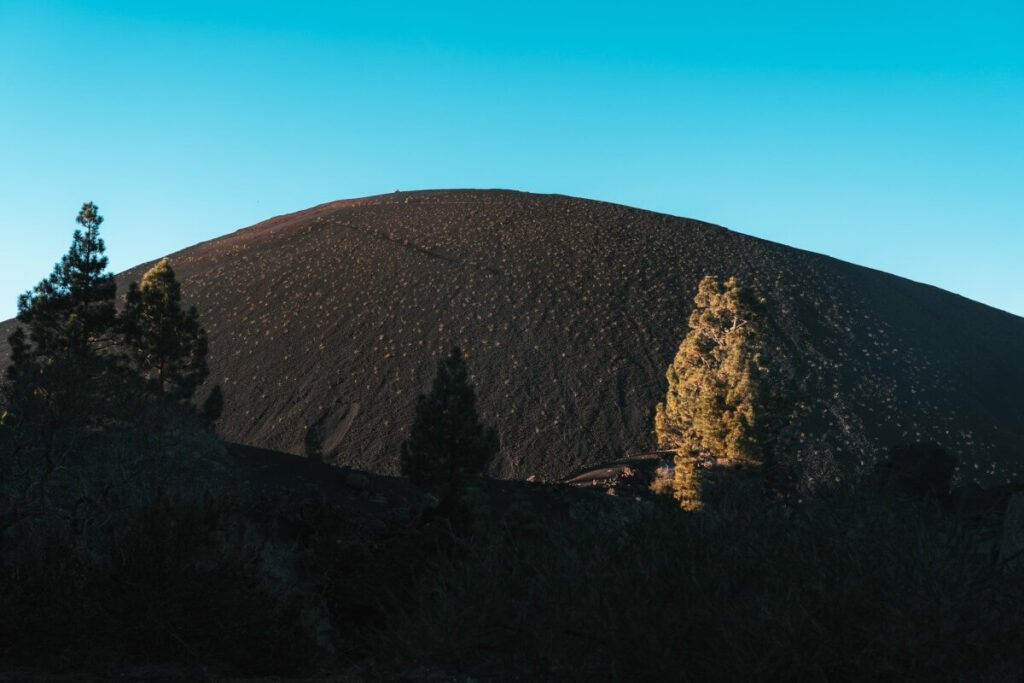 Schwarzer Vulkansand auf dem Montana NEgras