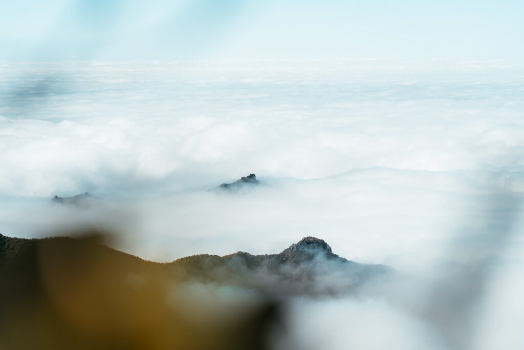 Bergspitzen schauen über der dichten Wolkendecke empor