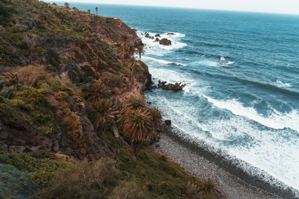 Holzweg zum Strand Playa Castro
