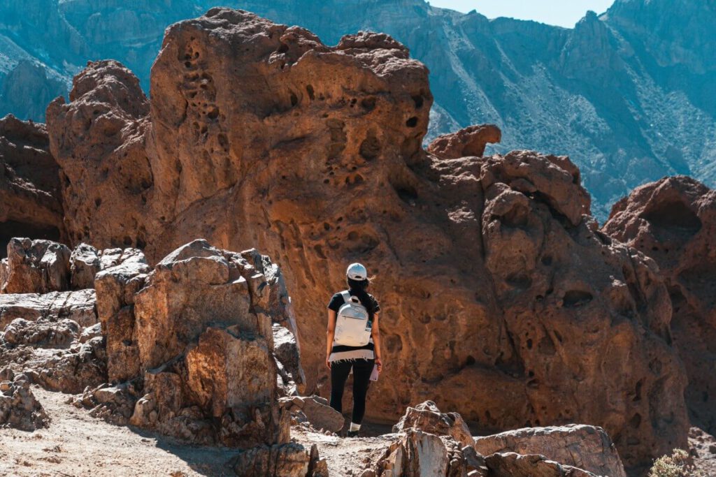 Frau schaut sich Felsen der Roques de Garcia an