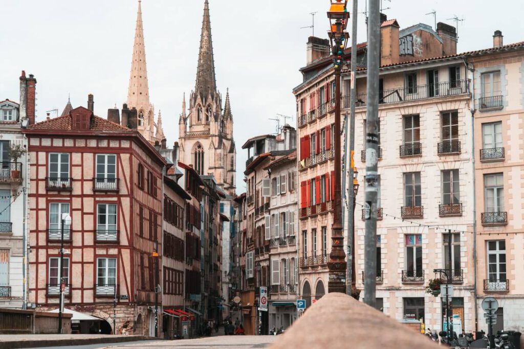 Altstadt von Bayonne mit der Kathedrale im Hintergrund
