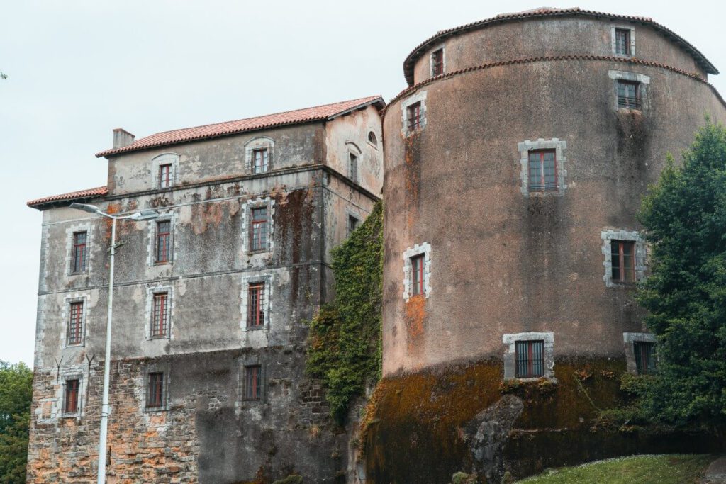 Einer der Rundtürme des Chateaux Neuf in Bayonne