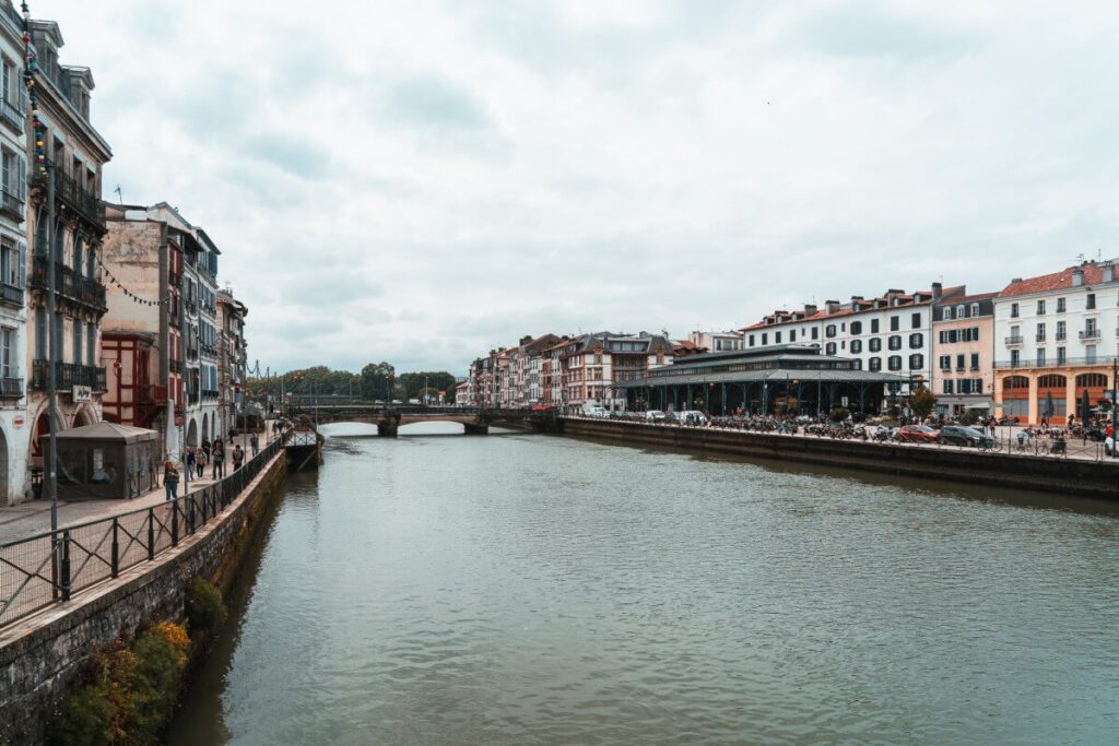 Fluss Nive fleißt durch Bayonne