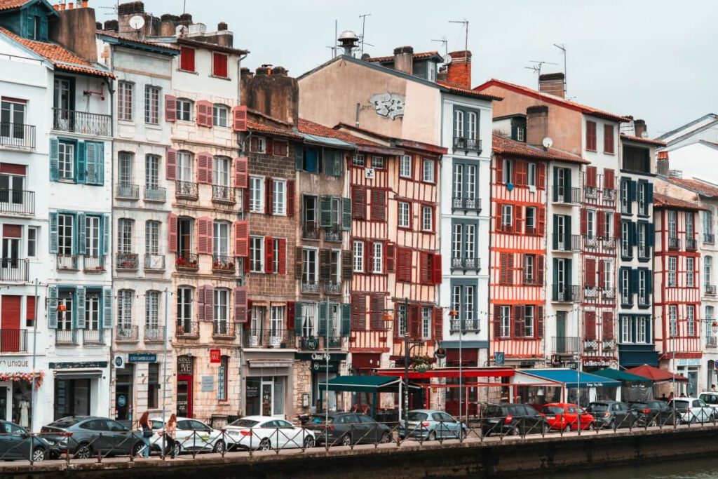 Schmale Fachwerkhäuser in Bayonne
