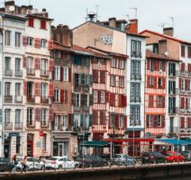 Schmale Fachwerkhäuser in Bayonne
