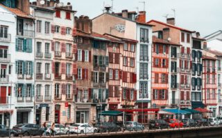 Schmale Fachwerkhäuser in Bayonne