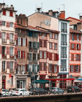 Schmale Fachwerkhäuser in Bayonne