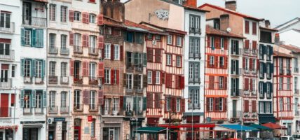 Schmale Fachwerkhäuser in Bayonne