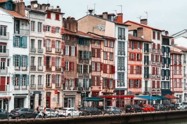 Schmale Fachwerkhäuser in Bayonne