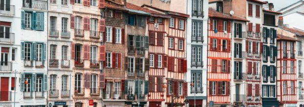 Schmale Fachwerkhäuser in Bayonne