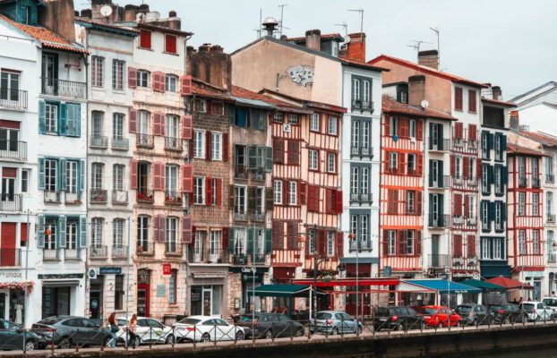 Schmale Fachwerkhäuser in Bayonne