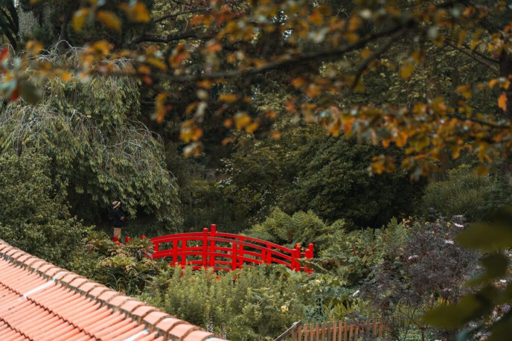 Rote japanische Brücke im Botanischen Garten von Bayonne 