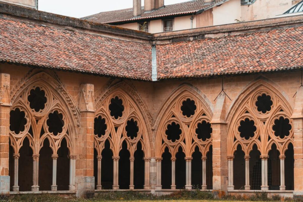 Gotische Verzierungen des Cathedrale Sainte-Marie de Bayonne Kreuzgang 