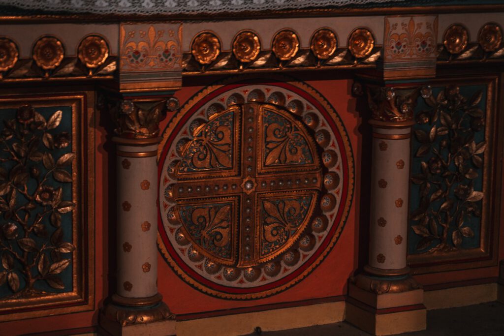 Detailreiche Verzierung in der Cathedrale Sainte-Marie de Bayonne 