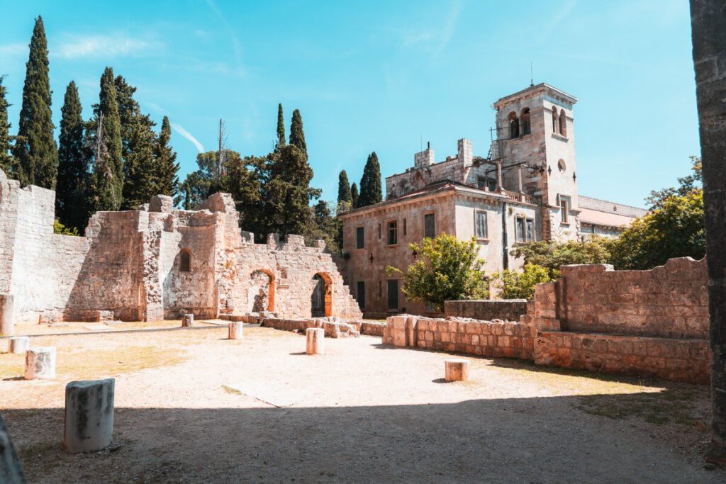 romanisch-gotischen Basilika aus dem 12. und 13. Jahrhundert auf der Insel Lokrum