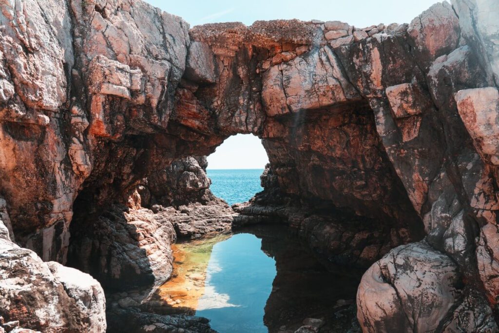 versteckte Höhle auf der Insel Lokrum 