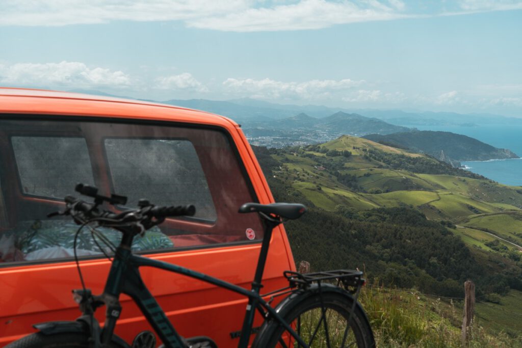 Bulli mit Fahrrad und Blick auf San Sebastian.