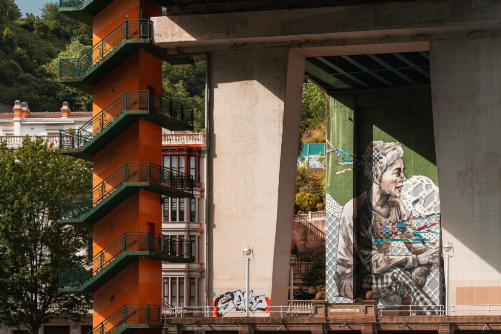 Betonbrückenwand mit Street Art in Bilbao
