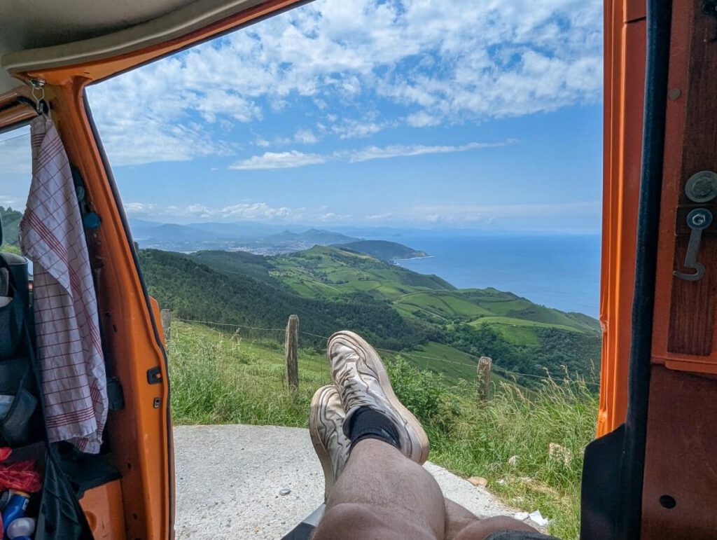 Blick vom Van auf die Berge des Baskenlandes