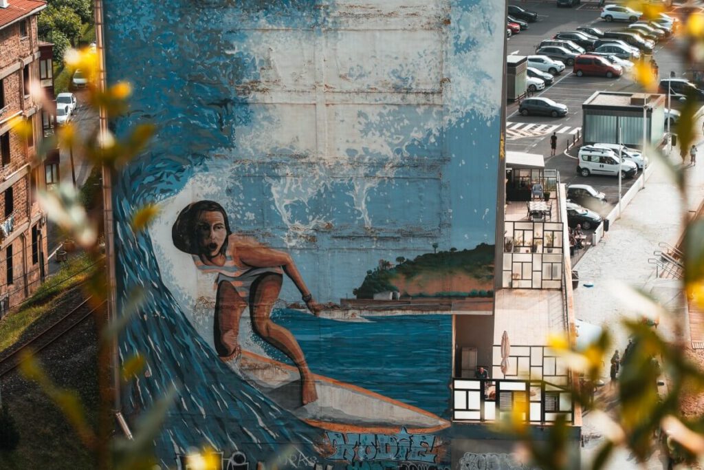 Haus mit Surfer Graffiti