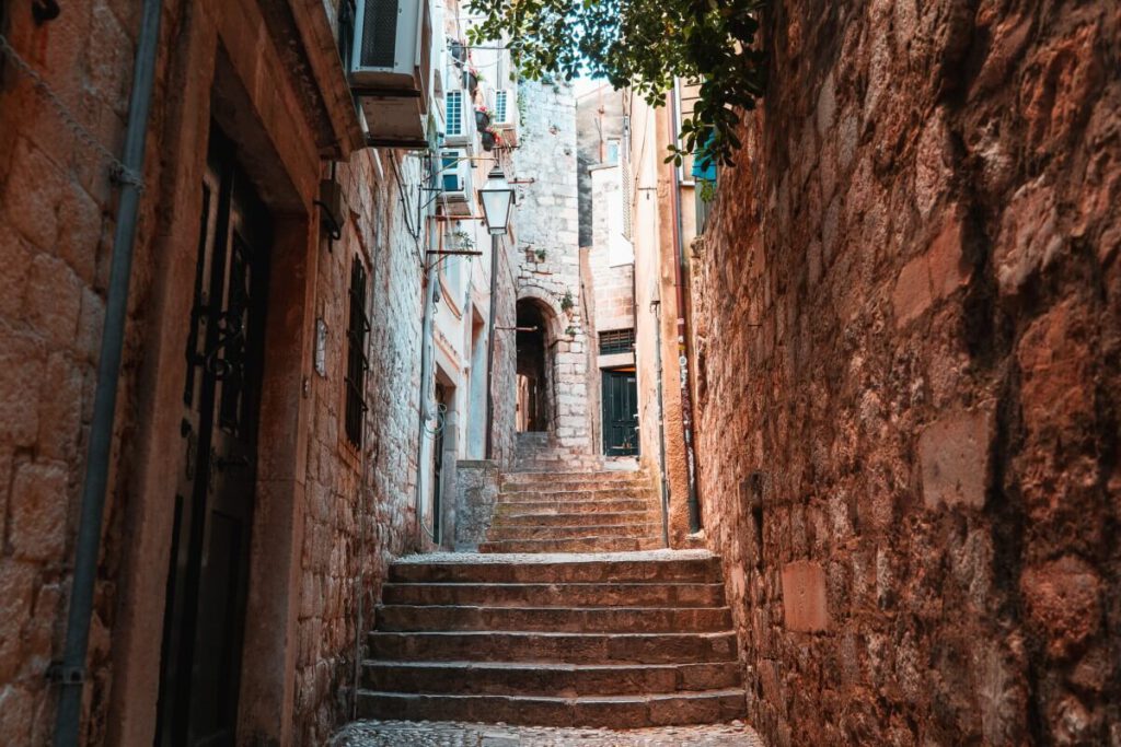 Leere Altstadtgasse mit Treppe in Dubrovnik