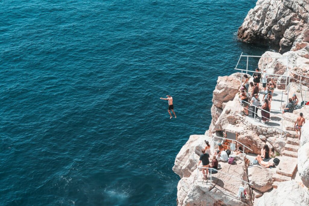 Tourist-Klippenspringer an der Buza Bar in Dubrovnik