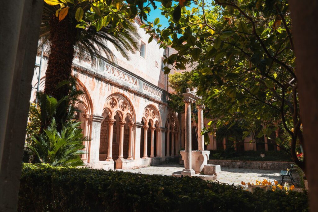 Innenhof Dominikanerklosters in Dubrovnik mit Brunnen