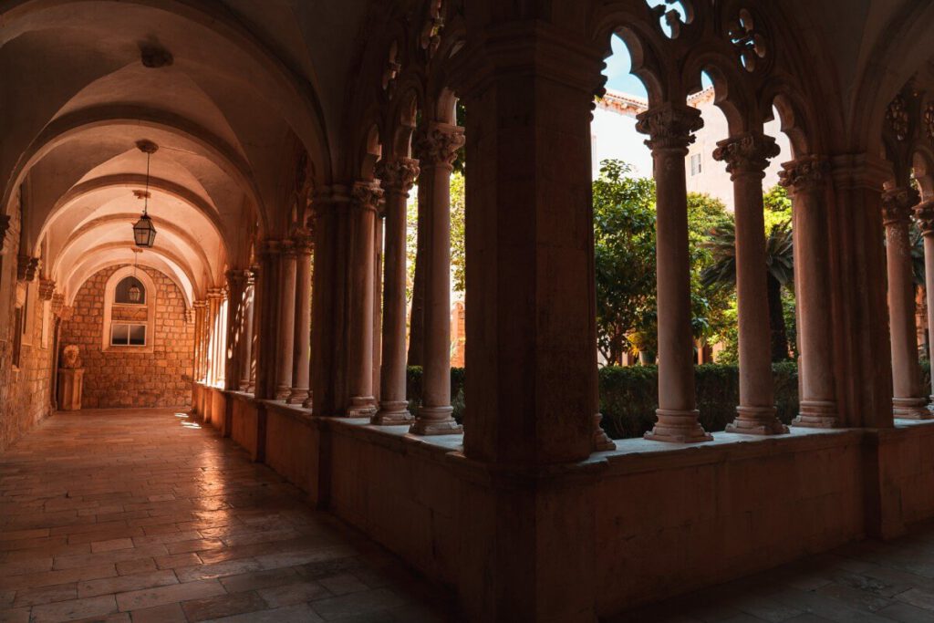 Leerer Gang im Dominikanerkloster in Dubrovnik
