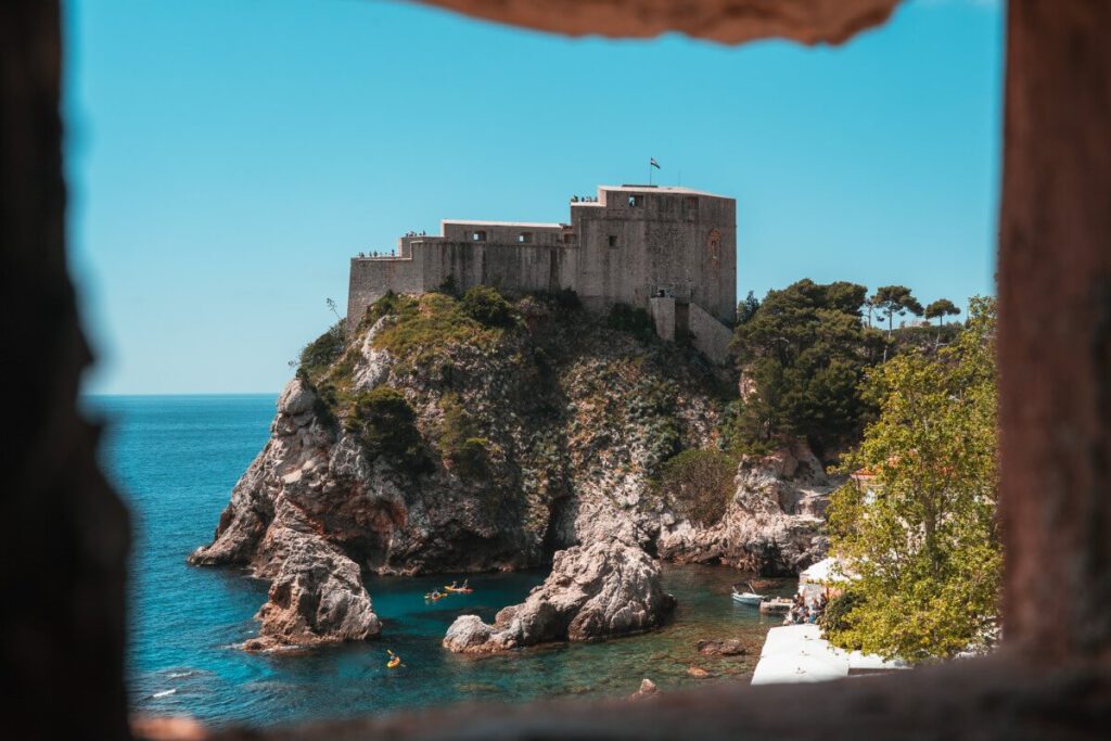 Festung Lovrijenac durch ein Steinfenster fotografiert