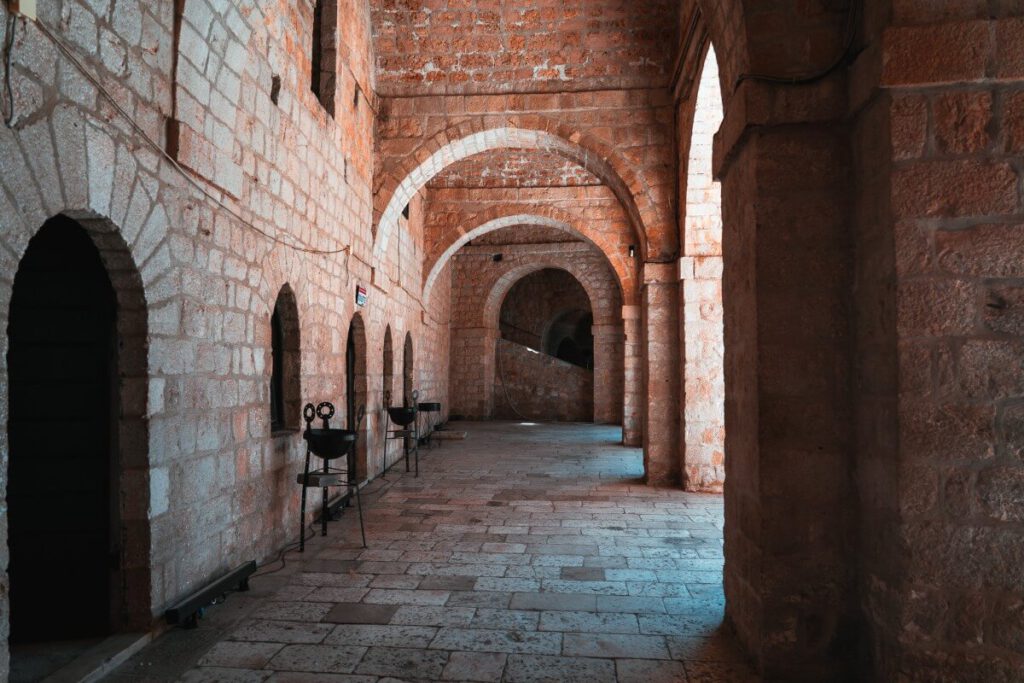 Gang im Inneren der Festung Lovrijenac 