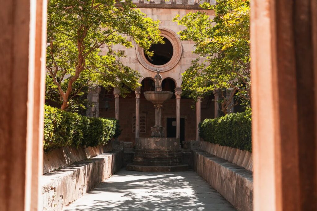 Innenhof mit Sitzbänken im Franziskaner Kloster