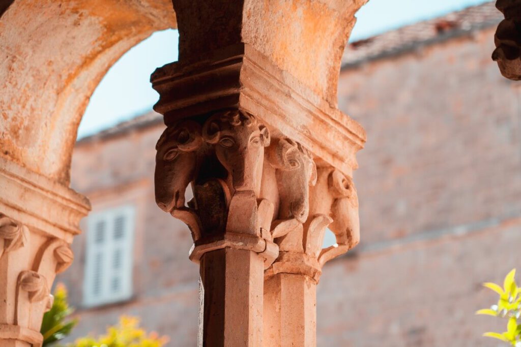 Schafköpfe an einer Säule im Franziskaner Kloster Dubrovnik