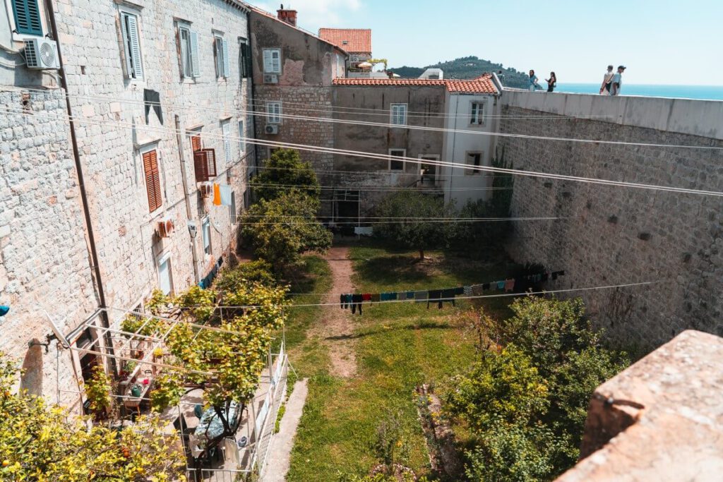 Einheimischer Garten neben der Stadtmauer