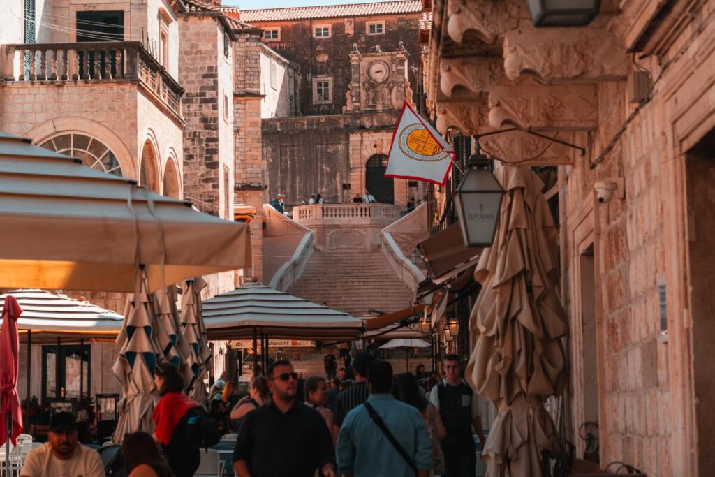 Touristen vor den Jesuiten-Treppen