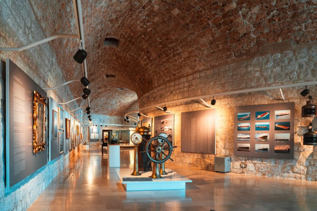 Maritimes Museum von Innen mit Ausstellung in einem Festungsgewölbe