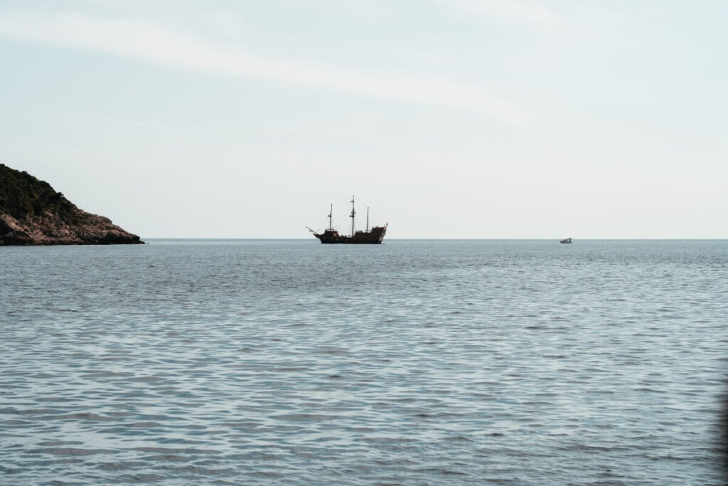 Piratenschiff vor der Küste Dubrovniks